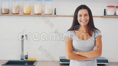 家务活。 漂亮的女人正真诚地微笑着，在厨房的背景下。 复制空间。 快关门。 4K.